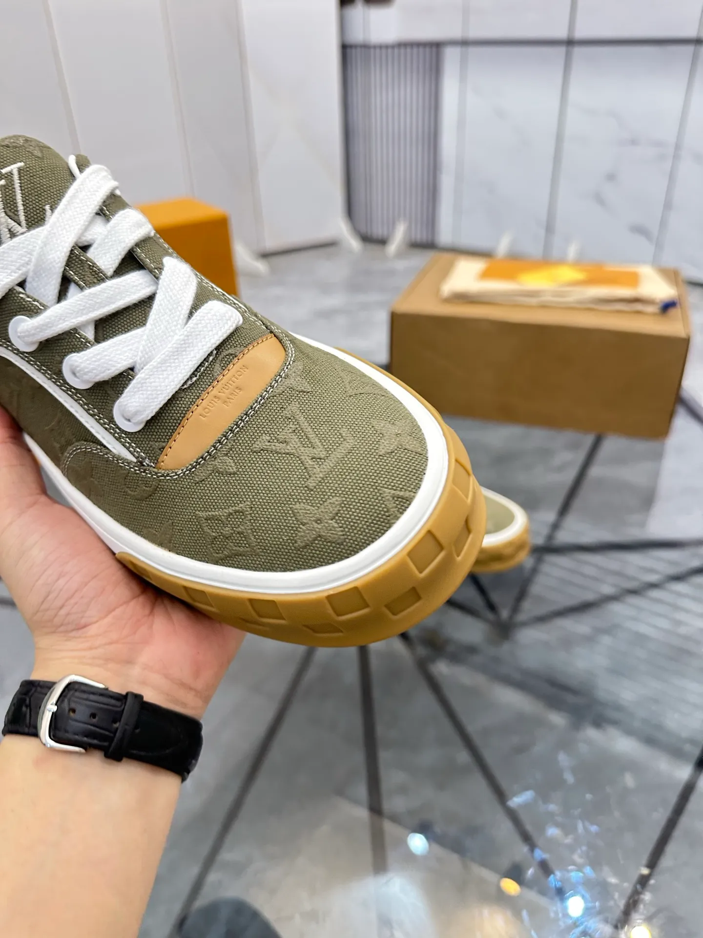 Men's shoes for sale 💰: 💰P660¥ Top quality Comes with airplane case Product trademark: LV* "Louis Vuitton*" low-top casual shoes Regular size: 35-44 (can be customized to 45) Couple style Product materials: imported nubuck leather upper, sheepskin lining, original outsole. Number: 819